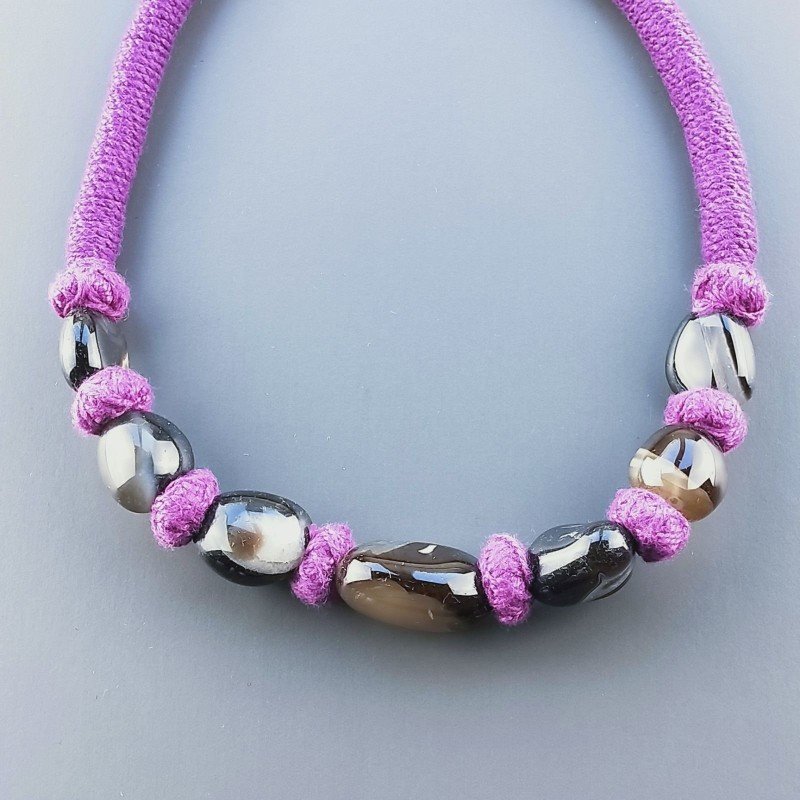 Collana girocollo di seta indiana viola con sassi agata nera striata liscia