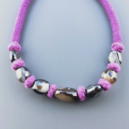 Collana girocollo di seta indiana viola con sassi agata nera striata liscia