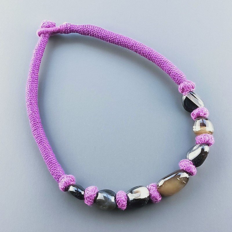 Collana girocollo di seta indiana viola con sassi agata nera striata liscia