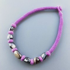 Collana girocollo di seta indiana viola con sassi agata nera striata liscia