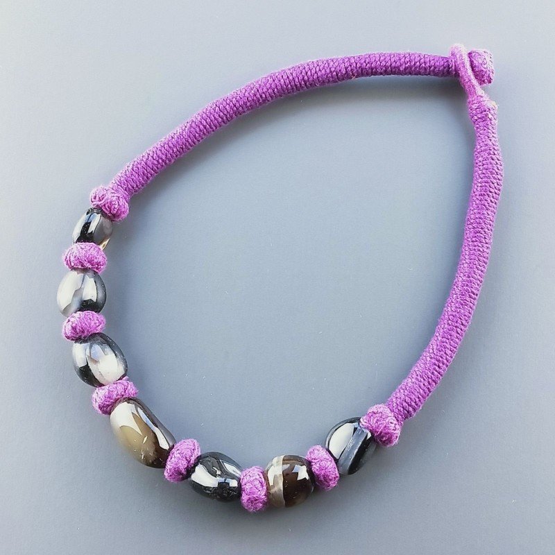 Collana girocollo di seta indiana viola con sassi agata nera striata liscia