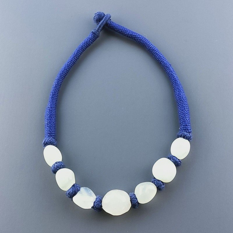 Collana girocollo di seta indiana blu con sassi irregolari calcidonia verdeacqua