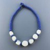 Collana girocollo di seta indiana blu con sassi irregolari calcidonia verdeacqua