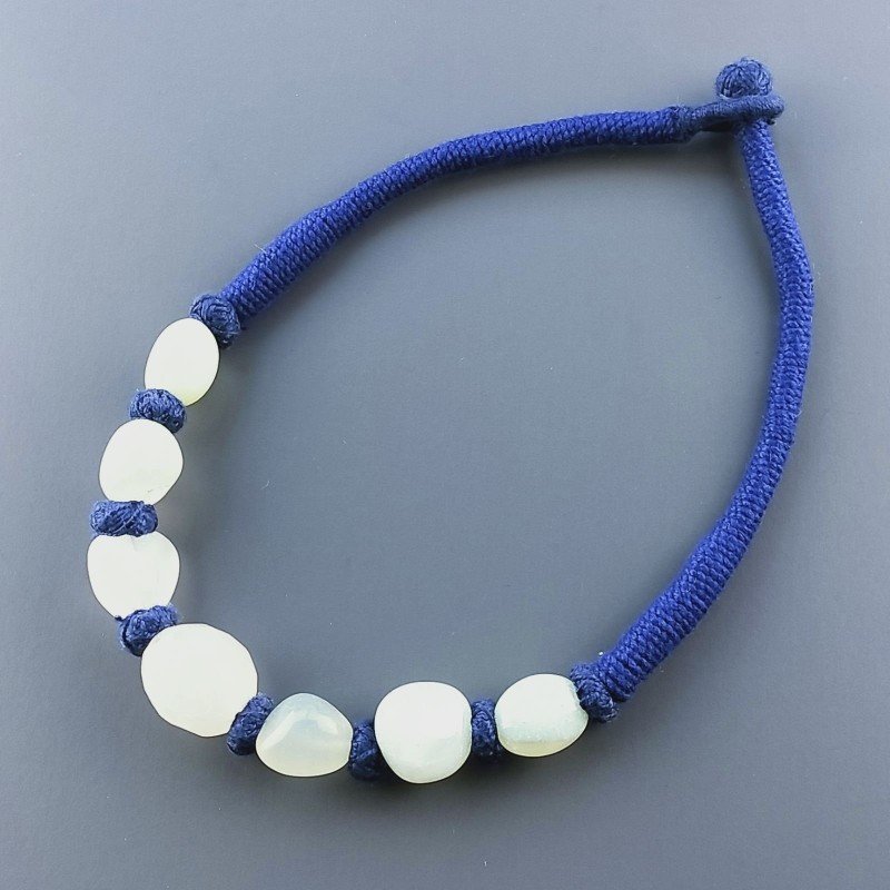 Collana girocollo di seta indiana blu con sassi irregolari calcidonia verdeacqua