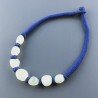 Collana girocollo di seta indiana blu con sassi irregolari calcidonia verdeacqua
