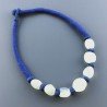 Collana girocollo di seta indiana blu con sassi irregolari calcidonia verdeacqua