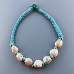 Collana girocollo di seta indiana verde con sassi agata misti
