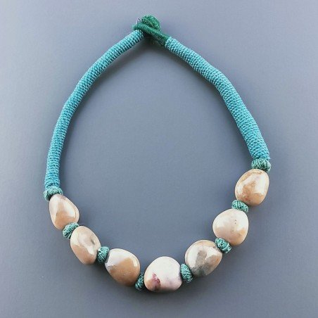 Collana girocollo di seta indiana verde con sassi agata misti