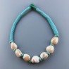 Collana girocollo di seta indiana verde con sassi agata misti