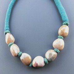 Collana girocollo di seta indiana verde con sassi agata misti