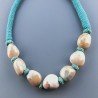 Collana girocollo di seta indiana verde con sassi agata misti