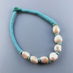 Collana girocollo di seta indiana verde con sassi agata misti