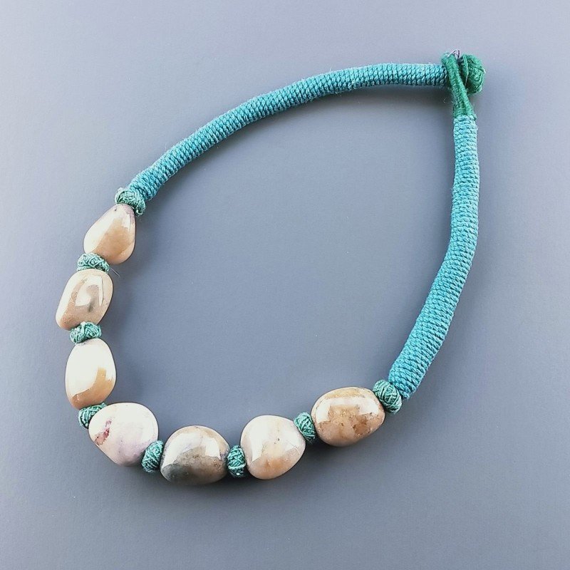 Collana girocollo di seta indiana verde con sassi agata misti