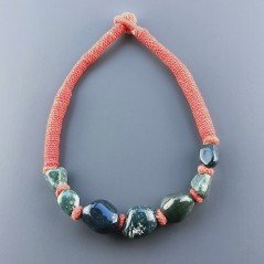 Collana girocollo di seta indiana rossa con sassi agata muschiata