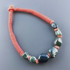 Collana girocollo di seta indiana rossa con sassi agata muschiata