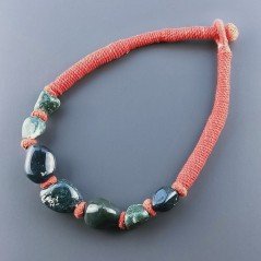 Collana girocollo di seta indiana rossa con sassi agata muschiata