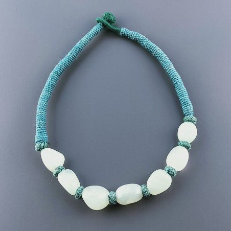 Collana girocollo di seta indiana verde con sassi calcidonia verdeacqua liscia