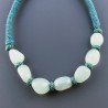 Collana girocollo di seta indiana verde con sassi calcidonia verdeacqua liscia