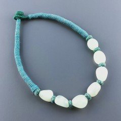 Collana girocollo di seta indiana verde con sassi calcidonia verdeacqua liscia
