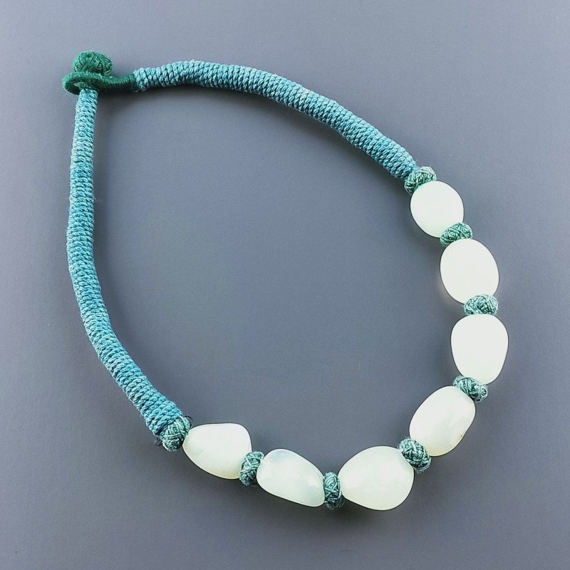 Collana girocollo di seta indiana verde con sassi calcidonia verdeacqua liscia