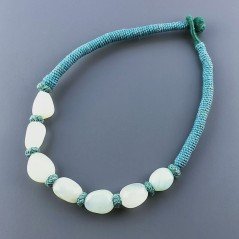 Collana girocollo di seta indiana verde con sassi calcidonia verdeacqua liscia