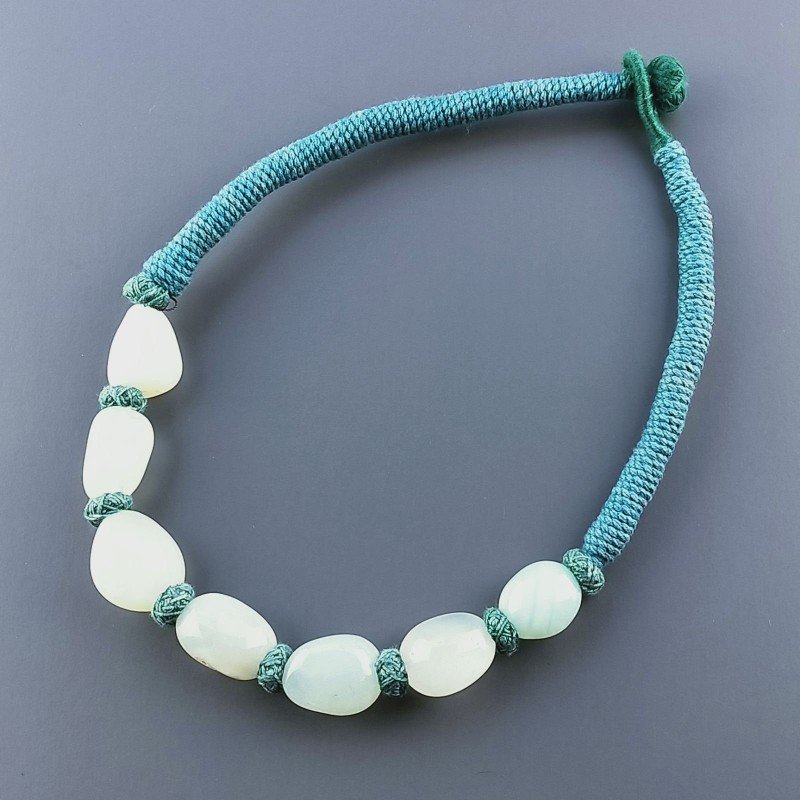 Collana girocollo di seta indiana verde con sassi calcidonia verdeacqua liscia