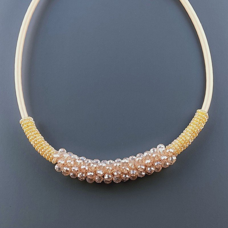 Collana girocollo cannuccia beige con cristallo dorato rondelle sfac