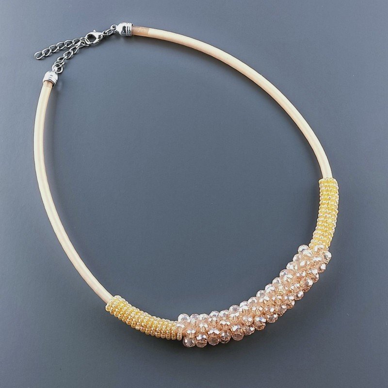 Collana girocollo cannuccia beige con cristallo dorato rondelle sfac