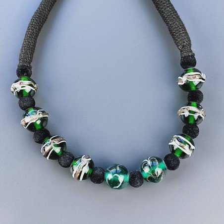 Collana girocollo di seta indiana nera con vetro di murano tondo lavorato verde liscio