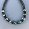 Collana girocollo di seta indiana nera con vetro di murano tondo lavorato verde liscio