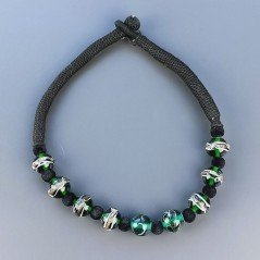 Collana girocollo di seta indiana nera con vetro di murano tondo lavorato verde liscio