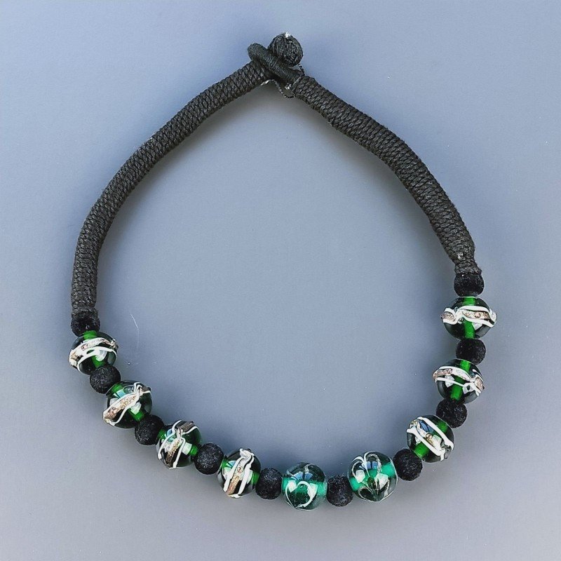 Collana girocollo di seta indiana nera con vetro di murano tondo lavorato verde liscio Collana girocollo di seta indiana nera con vetro di murano tondo lavorato verde liscio