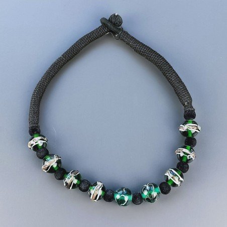Collana girocollo di seta indiana nera con vetro di murano tondo lavorato verde liscio