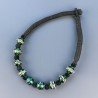 Collana girocollo di seta indiana nera con vetro di murano tondo lavorato verde liscio