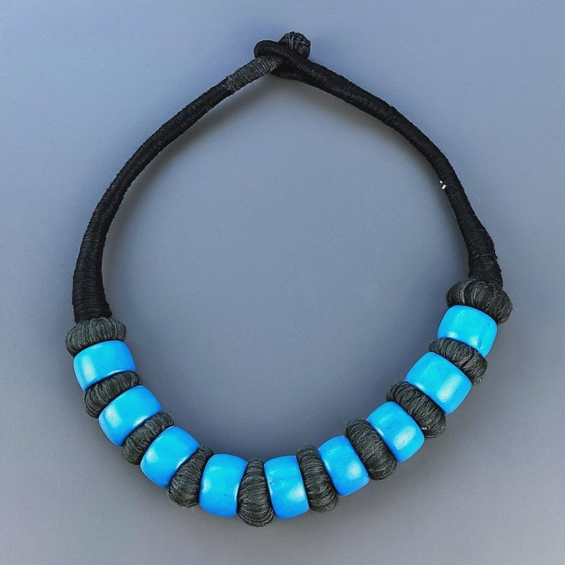 Collana girocollo di seta indiana con legno azzurro