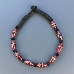 Collana girocollo di seta indiana nera con riso vetro di murano rosso lavorato linee