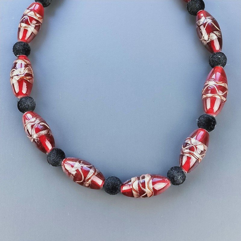 Collana girocollo di seta indiana nera con riso vetro di murano rosso lavorato linee Collana girocollo di seta indiana nera con riso vetro di murano rosso lavorato linee