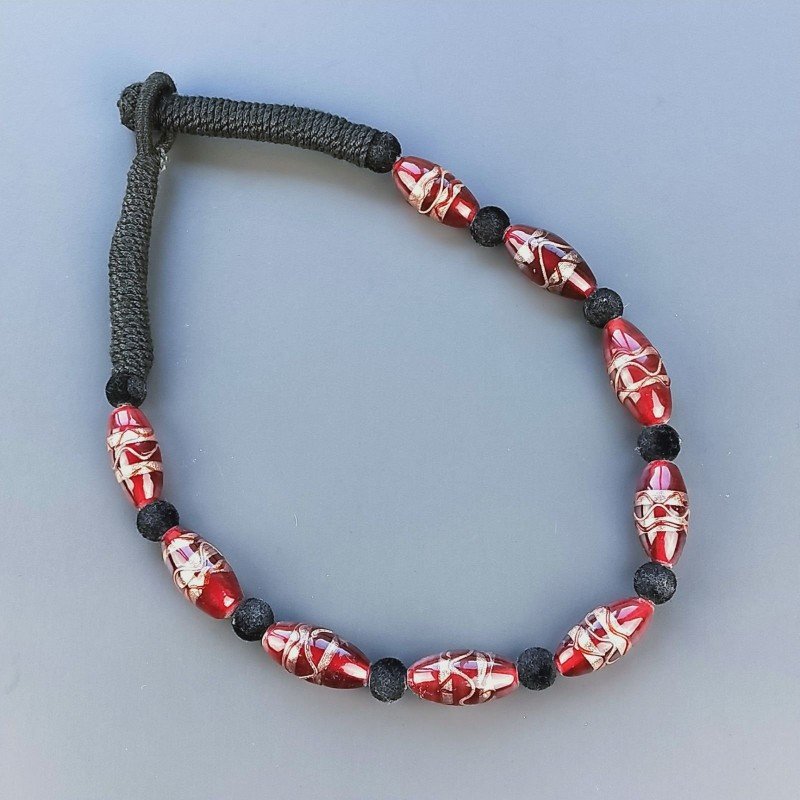 Collana girocollo di seta indiana nera con riso vetro di murano rosso lavorato linee Collana girocollo di seta indiana nera con riso vetro di murano rosso lavorato linee
