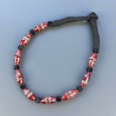 Collana girocollo di seta indiana nera con riso vetro di murano rosso lavorato linee Collana girocollo di seta indiana nera con riso vetro di murano rosso lavorato linee
