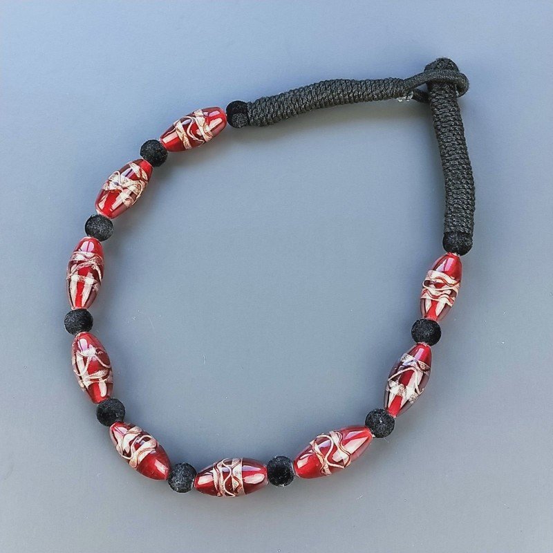 Collana girocollo di seta indiana nera con riso vetro di murano rosso lavorato linee Collana girocollo di seta indiana nera con riso vetro di murano rosso lavorato linee