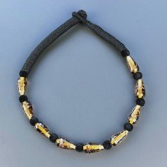 Collana girocollo di seta indiana nera con gocce ambra lavorato cuore