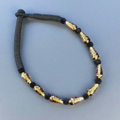 Collana girocollo di seta indiana nera con gocce ambra lavorato cuore