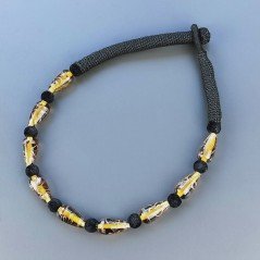 Collana girocollo di seta indiana nera con gocce ambra lavorato cuore