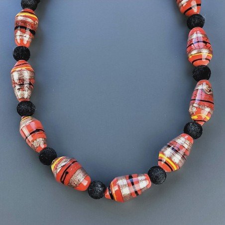 Collana girocollo di seta indiana nera con vetro di murano mattone lavorato gocce liscio