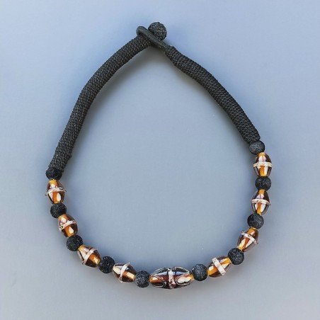 Collana girocollo di seta indiana nera con vetro di murano uovo ambrato lavorato