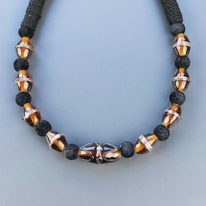 Collana girocollo di seta indiana nera con vetro di murano uovo ambrato lavorato