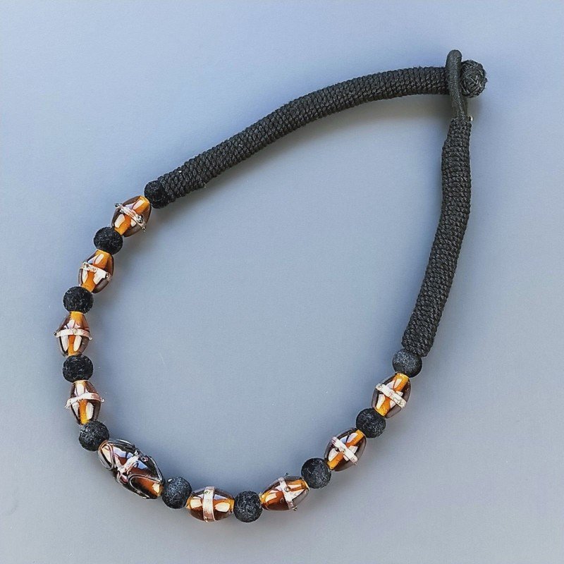 Collana girocollo di seta indiana nera con vetro di murano uovo ambrato lavorato