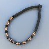 Collana girocollo di seta indiana nera con vetro di murano uovo ambrato lavorato