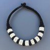 Collana girocollo di seta indiana con osso bianco con incisione di stelle