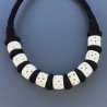 Collana girocollo di seta indiana con osso bianco con incisione di stelle